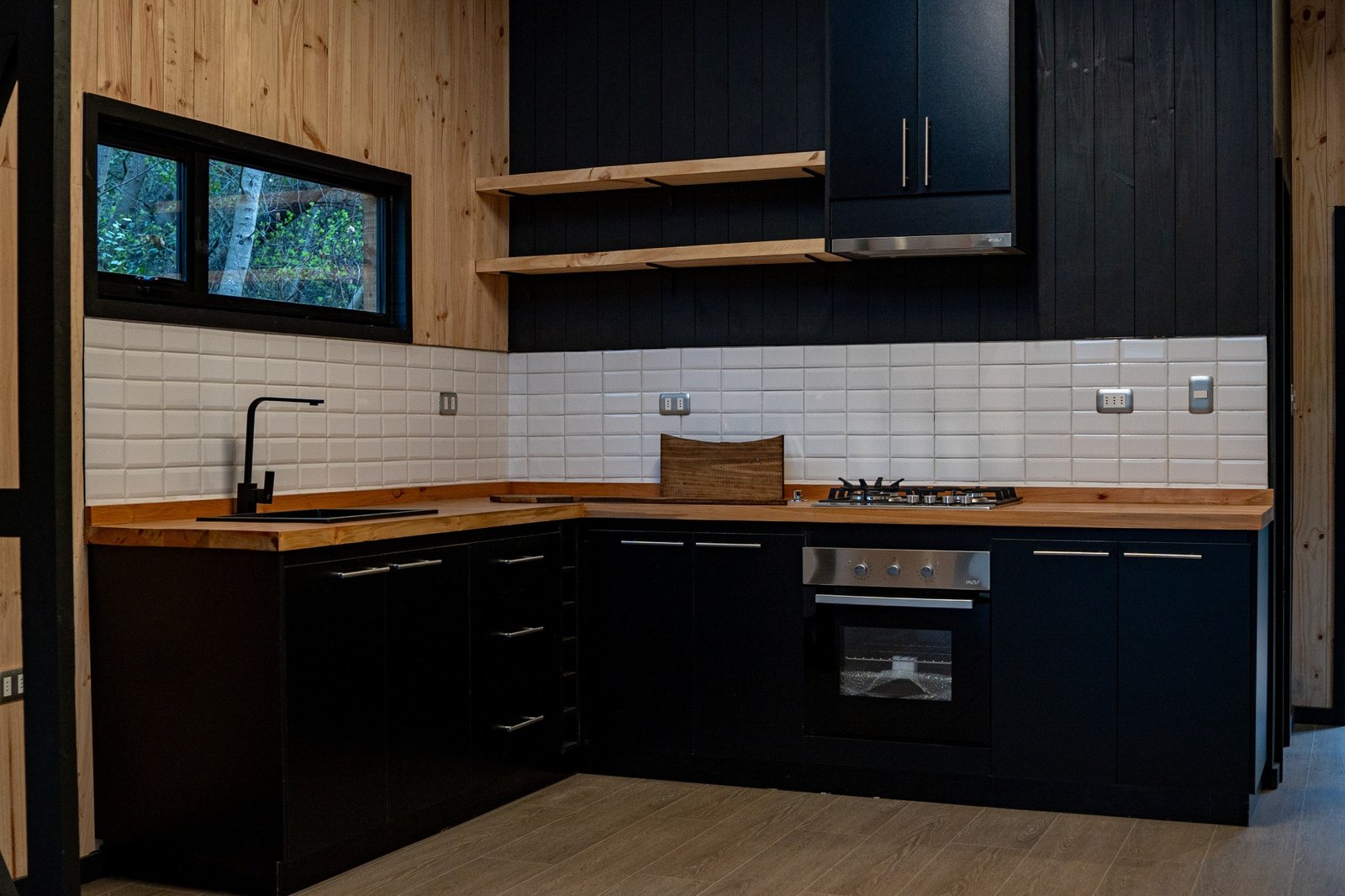 Cocina de Vilches House en madera y negro